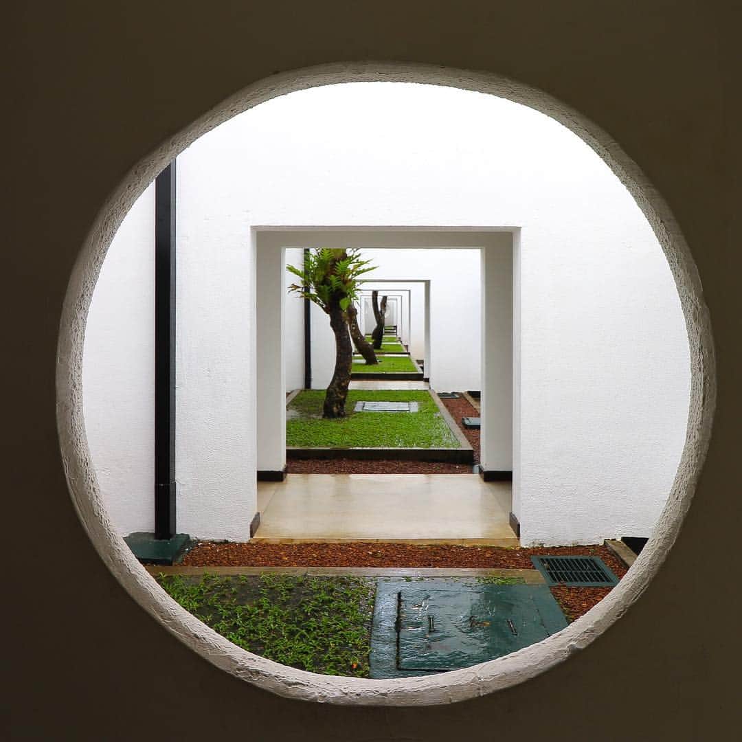 伊藤瑞貴建築設計事務所さんのインスタグラム写真 - (伊藤瑞貴建築設計事務所Instagram)「五日目、終了！！ 本当！盛りだくさん過ぎて、何を書けばいいのやら。。。 気になる写真をランダムにピックアップ！ 今日からジェットウィング・ライトハウス2連泊です。  #スリランカ #srilanka #ジェフリーバワ #geoffreybawa  #BAWA  #architects #architettura #architecture  #green  #architects #archilovers」9月19日 22時53分 - mizukiitooo