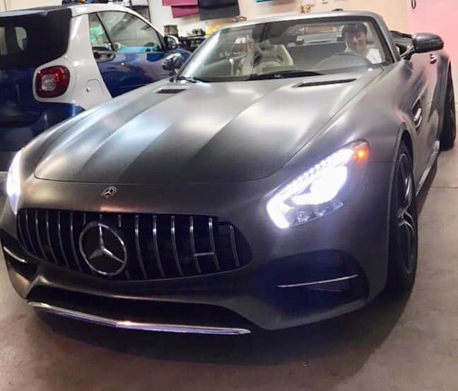 のインスタグラム：「オープンが…好き過ぎて… wanna go for a ride? 18歳で免許を取得し 中古のSL R107を買ってからのメルセデスオープン歴…約40年間 変わらず MBのコンバーチブルにお世話になっています♡ でもって やはり 究極はこちらですな #amg #gtr #gtrroadster #mercedesbenz #timetocruise #actor #actorslife #shooting #マイケル富岡 #タレント #俳優 #オープン #コンバーチブル #メルセデスベンツ #gah #generalamericanhome #la #lastyle #lalife  #lahome #男のガレージ #love #usa #california #sportscar #sexy #男はオープン #気分はbatmancar」