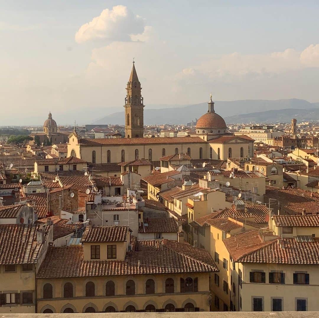 和央ようかさんのインスタグラム写真 - (和央ようかInstagram)「Here we r in Florence 🕍  City of arts and artists ❤️💕 フィレンツェ🕍❤️💕 街中アート、アーティストだらけ👩‍🎨😍街が美しすぎて😍😍😍古い石畳の道は足がぱんぱんになるが、それでも一日中歩いてしまう素晴らしい街🕍  #takakoworldstylin🌎  #lifestyle #italy 🇮🇹 #firenze #yokawao  #Florence  #和央ようか#イタリア #フィレンツェ」9月19日 23時02分 - yokawao0215