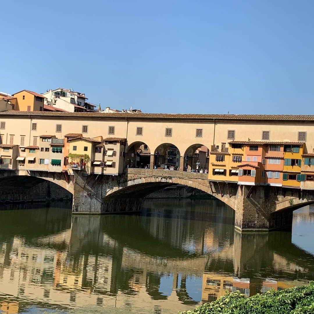 和央ようかさんのインスタグラム写真 - (和央ようかInstagram)「Here we r in Florence 🕍  City of arts and artists ❤️💕 フィレンツェ🕍❤️💕 街中アート、アーティストだらけ👩‍🎨😍街が美しすぎて😍😍😍古い石畳の道は足がぱんぱんになるが、それでも一日中歩いてしまう素晴らしい街🕍  #takakoworldstylin🌎  #lifestyle #italy 🇮🇹 #firenze #yokawao  #Florence  #和央ようか#イタリア #フィレンツェ」9月19日 23時02分 - yokawao0215