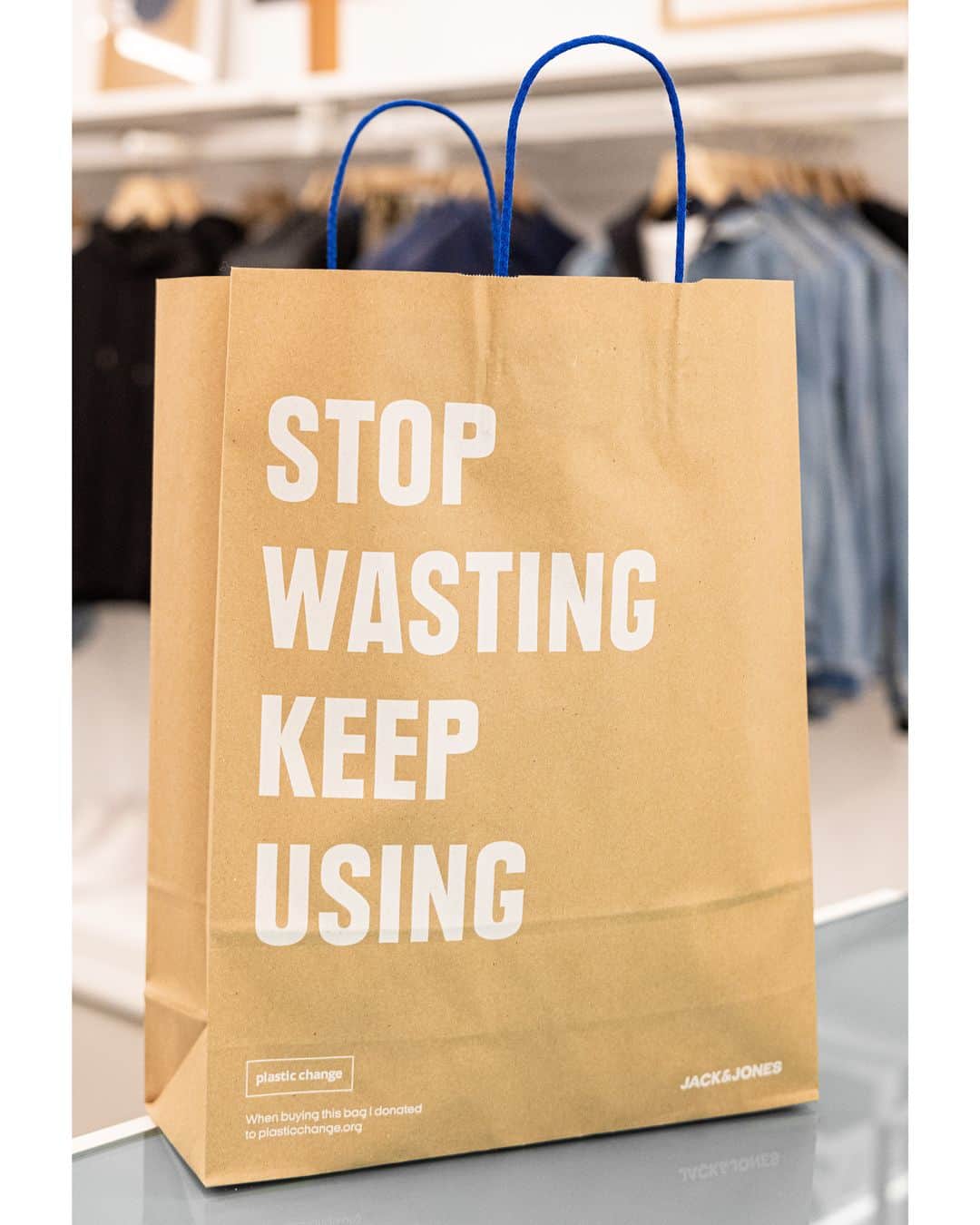 ジャック&ジョーンズさんのインスタグラム写真 - (ジャック&ジョーンズInstagram)「World Cleanup Day is this Saturday! 🌎 We have teamed up with our friends @plasticchange to support this great cause. We have got cool new shopping bags in-store to support a cleaner future for our planet. Get out and help make the world a cleaner place. ♻💪 #worldcleanupday #wcd2019 #wcddk2019 #jackandjones」9月19日 22時56分 - jackandjones