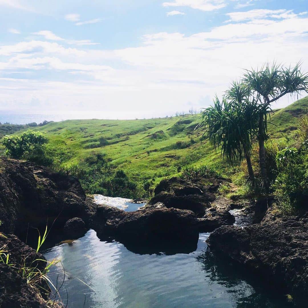グアム政府観光局さんのインスタグラム写真 - (グアム政府観光局Instagram)「グアムといえば透き通った海ですが、タモンから少し遠くまで行けばこんな大自然も味わえます。 プリーストプールは溶岩でできた天然プールです🇬🇺 #instaguam #インスタグアム #大自然 #天然プール #泳がなくてもいい #海外旅行 #グアム」9月19日 22時57分 - visitguam_jp