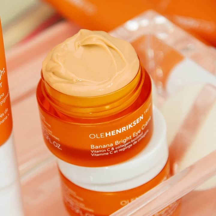 ウラヘンリクセンさんのインスタグラム写真 - (ウラヘンリクセンInstagram)「Need a boost of vitamin C to start your day bright? Dab Banana Bright Eye Crème onto your undereye area to brighten and hydrate 💦✨ Leave an 🍊 if you can’t get through the day without this ⬇️」9月19日 23時00分 - olehenriksen