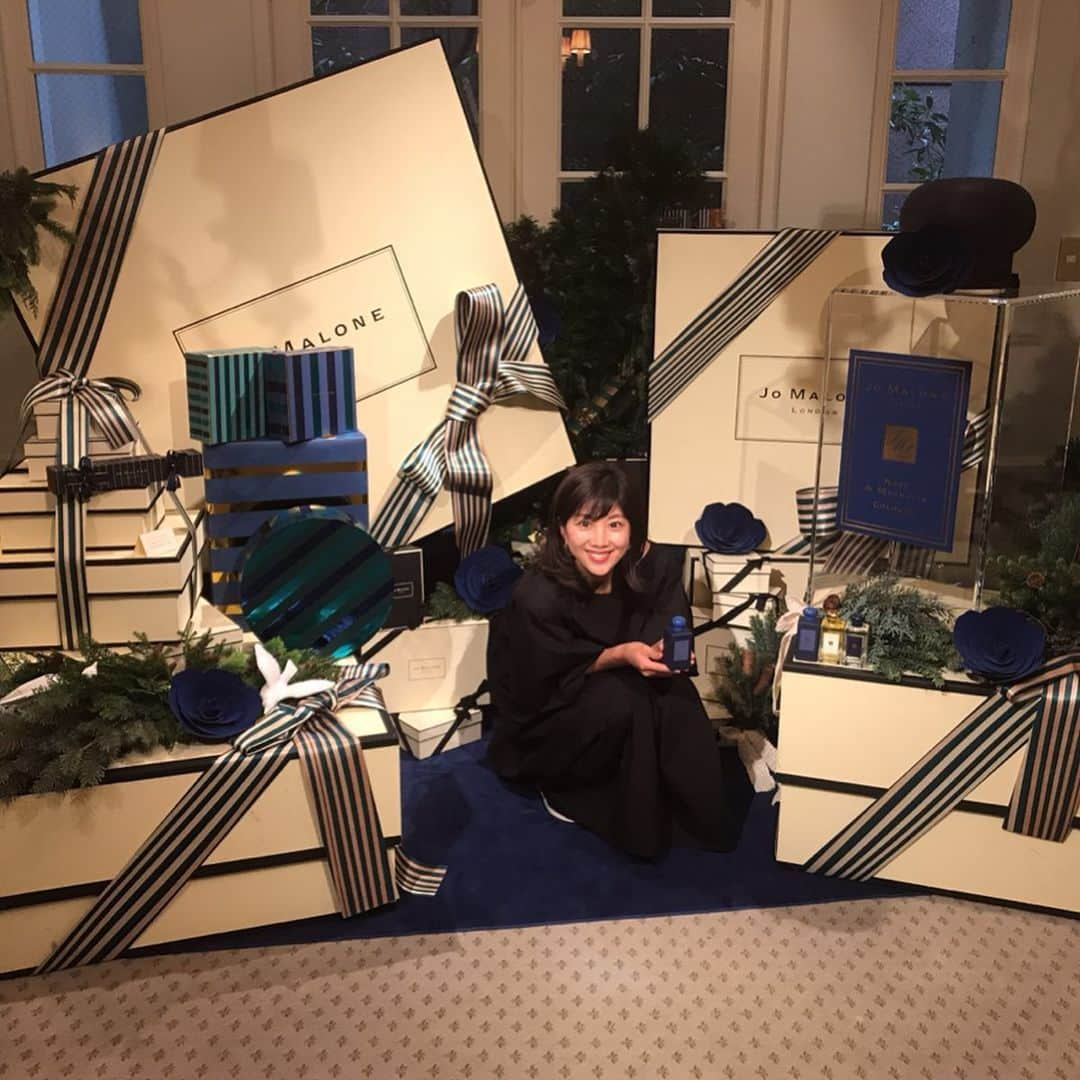 潮田玲子さんのインスタグラム写真 - (潮田玲子Instagram)「先週の話。 @jomalonelondon のクリスマスコレクション発表会へ🎄🎁 テーマは魔術師のブティック。 定番のイングリッシュペア&フリージアのネイビーマットの限定ボトルなんかもあり、新作のローズ&マグノリアはユニセックスな香りで男女共に使えますよ😍💓 他にもクリスマス限定ボックスなんかもあってとーーってもステキでした😍💓 この香りをまとった男性、絶対素敵❤️ jomaloneならではの他の香りとのコンバイニングも楽しめます！  #jomalonelondon #ScentedSpectacular #FragranceCombining #JMLクリスマス19」9月19日 23時12分 - reikoshiota_official