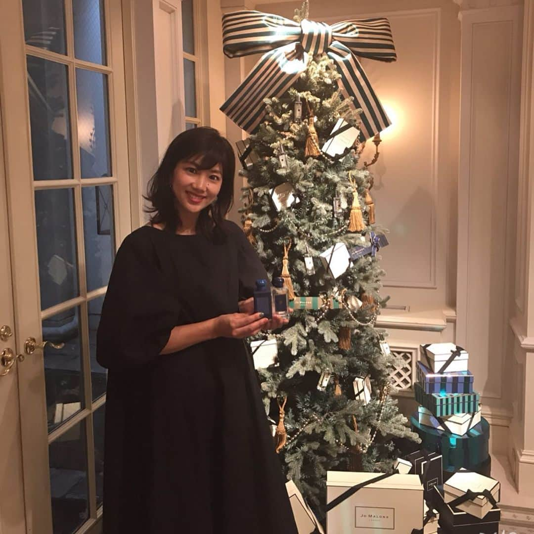 潮田玲子さんのインスタグラム写真 - (潮田玲子Instagram)「先週の話。 @jomalonelondon のクリスマスコレクション発表会へ🎄🎁 テーマは魔術師のブティック。 定番のイングリッシュペア&フリージアのネイビーマットの限定ボトルなんかもあり、新作のローズ&マグノリアはユニセックスな香りで男女共に使えますよ😍💓 他にもクリスマス限定ボックスなんかもあってとーーってもステキでした😍💓 この香りをまとった男性、絶対素敵❤️ jomaloneならではの他の香りとのコンバイニングも楽しめます！  #jomalonelondon #ScentedSpectacular #FragranceCombining #JMLクリスマス19」9月19日 23時12分 - reikoshiota_official