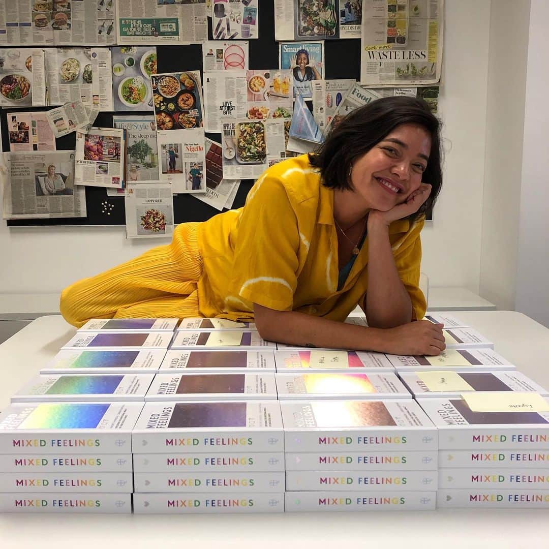 ナオミ・シマダのインスタグラム：「a photo of a left handed gal with abysmal yet heartfelt handwriting who just signed 100 copies of her first book that comes out today! I am excited/scared/but mostly excited about our baby coming out to the world! when we first started putting this book proposal together I had such acute anxiety about doing this book that paralysed me for months. I asked myself how the hell did I ever think I could write a book when ‘all I’d ever done was model’, barely finished high school and had never written more than a caption or an email! but the need to explore the spectrum of feelings we experience around social media as well as the support of my co-captain on this project @sarah_raphael kept me going! while working on this book I really went through the craziest time of my life so far and committing to working on this book is often what felt like kept me alive. the magical mythical medium of writing allowed me to process so many confusing things and reminded me to rely on my own feelings in a world where image is king. to ask more questions, to trust my gut. this book is actually more about the complexities of being human, that social media only exacerbates and amplifies what’s already in us to begin with. I am so excited to not just hear what you think but to have more honest and open #mixedfeelingsbook conversations in the world. life is complex and confusing but it can also be so beautiful. thank you to everyone who came on this journey with me and thank you to so many of you who’ve already bought it. love u ~ 🌻」