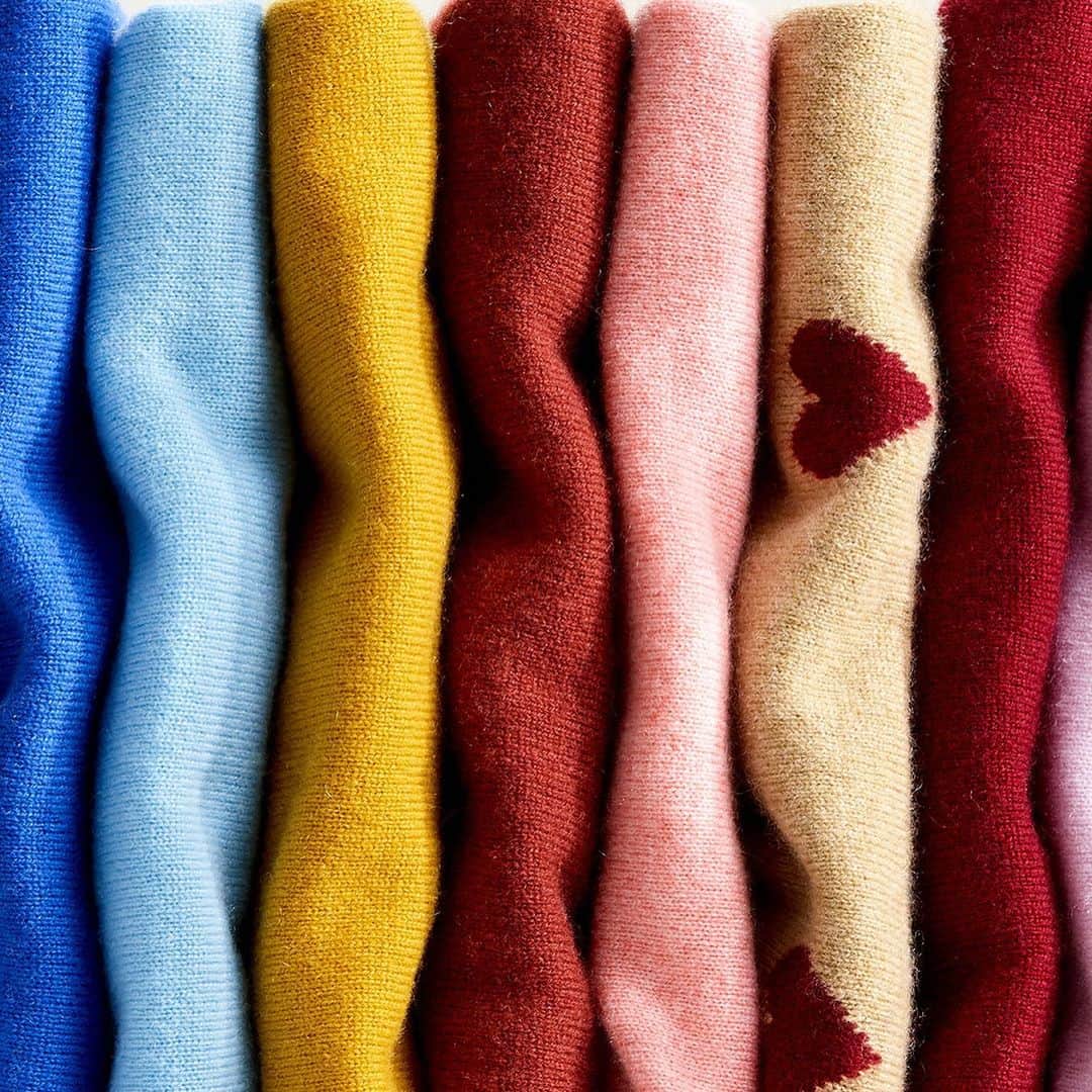 ジェイクルーさんのインスタグラム写真 - (ジェイクルーInstagram)「Swipe 👉 to see what’s inside our new cashmere shop (hint: looots of color & prints #withatwist).」9月19日 23時07分 - jcrew