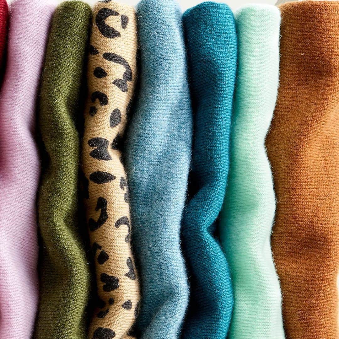 ジェイクルーさんのインスタグラム写真 - (ジェイクルーInstagram)「Swipe 👉 to see what’s inside our new cashmere shop (hint: looots of color & prints #withatwist).」9月19日 23時07分 - jcrew