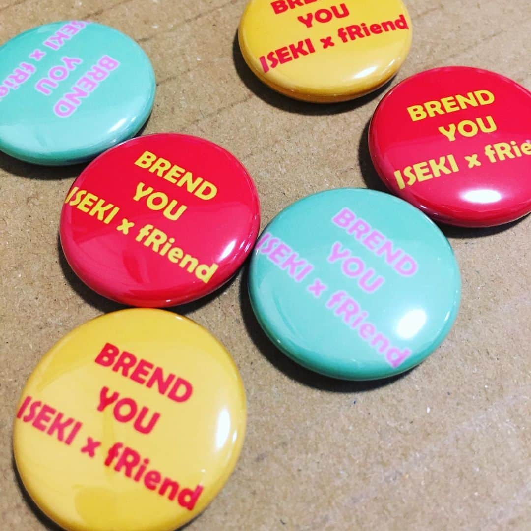 ISEKIのインスタグラム：「9月20日(金)物販.サイン会情報  イベント限定缶バッジ！ 3色新発売✨  明日はISEKIグッズ、CD、DVDお買い上げでサイン会にご参加いただけます。 ※サインはご購入の商品1点のみとなります。 ※サイン会は終演後となります。  当日券もございます。 皆様のお越しをお待ちしております。」