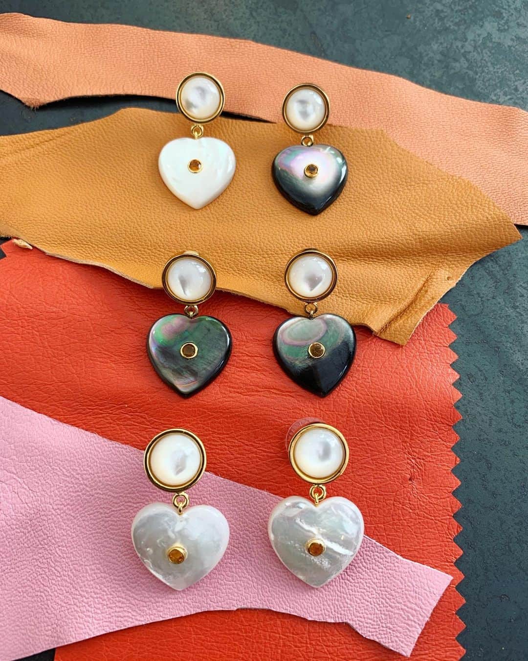 リジー フォルトゥナートさんのインスタグラム写真 - (リジー フォルトゥナートInstagram)「How would you wear the Forevermore Earrings? 👆Black mother of pearl? 🖤White mother of pearl? 💛 or a Mix Match? 🙋‍♀️ (me!) Shop all 3 options now on the site • #lizziefortunato」9月19日 23時08分 - lfjewels