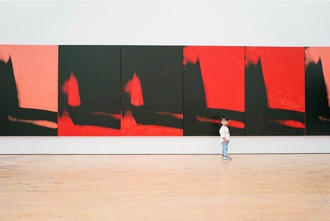 のインスタグラム：「A single painting in multiple parts, "Shadows" is one of Andy Warhol’s most abstract works, yet one that cohesively synthesizes key elements of his practice. Go check out the installation currently on view at Dia:Beacon in New York! __________ #AndyWarhol #DiaArtFoundation #Gagosian @calvinklein #Repost: @diaartfoundation; Artwork © The Andy Warhol Foundation for the Visual Arts, Inc./Artists Rights Society (ARS), New York. Photo: @madeline_sooah」