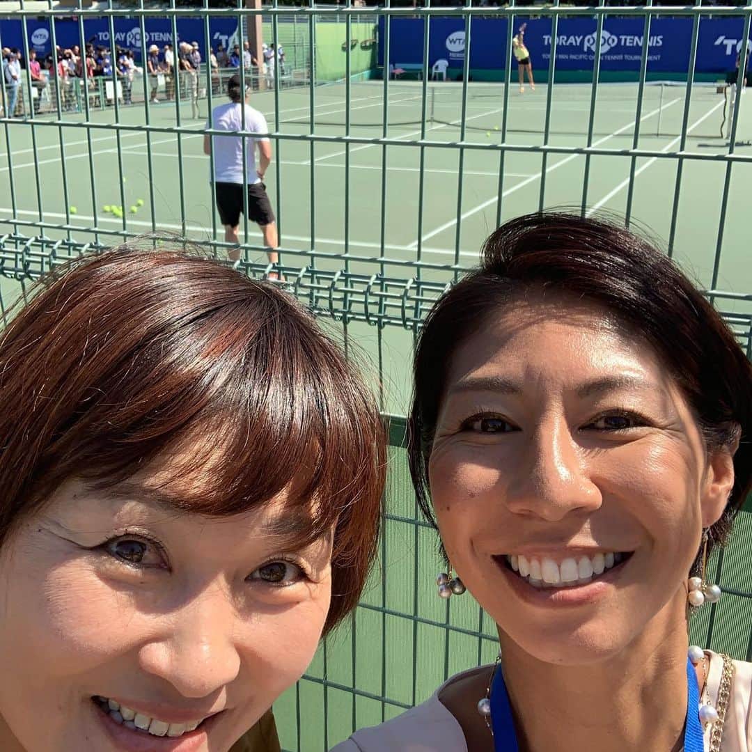 浅越しのぶさんのインスタグラム写真 - (浅越しのぶInstagram)「今日は吉崎アナウンサーと、福長アナウンサーとご一緒させてもらいました。大坂選手とケルバー選手をバックに同級生のとみ。差し入れありがとう！ #東レPPO#靱テニスセンター#テニス##YONEX#同級生#差し入れ」9月19日 23時13分 - shinobu_asagoe_official