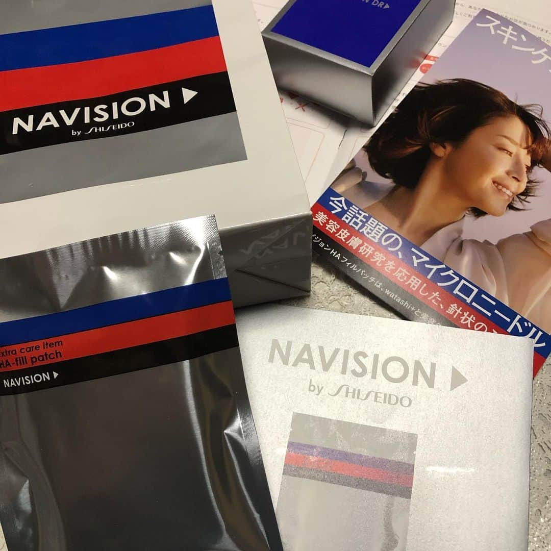 坂村かおるさんのインスタグラム写真 - (坂村かおるInstagram)「今❣️資生堂のNAVISION HAフィルムパッチが話題！！ 美意識の高いTEAM美魔女のお友達といち早く情報をキャッチ👍  明日から 29日まで GINZA SIX ・PUS　銀座蔦屋内 6階 で お試し体験が出来るよ〜  マイクロニードルを 自分の肌で実感してみて😆 「マイクロニードル技術」とは、ヒアルロン酸などの成分を針状に固め、肌と密着させることで、その成分が溶け出し、より深いうるおいを届けることができる技術のこと。ただ塗るだけではなく、お肌に届けることを追求して開発されたスキンケアアイテムです。HAフィルパッチはこの技術を用いた業界初の大判化に成功した部分用シート状美容液なんです💕  とっても凄いでしょ！  #navision #資生堂 #マイクロニードルパッチ#GINZA SIX #TEAM美魔女 #美意識高い#今話題 #フィルムパッチ #坂村かおる」9月19日 23時21分 - kaoru.sakamura