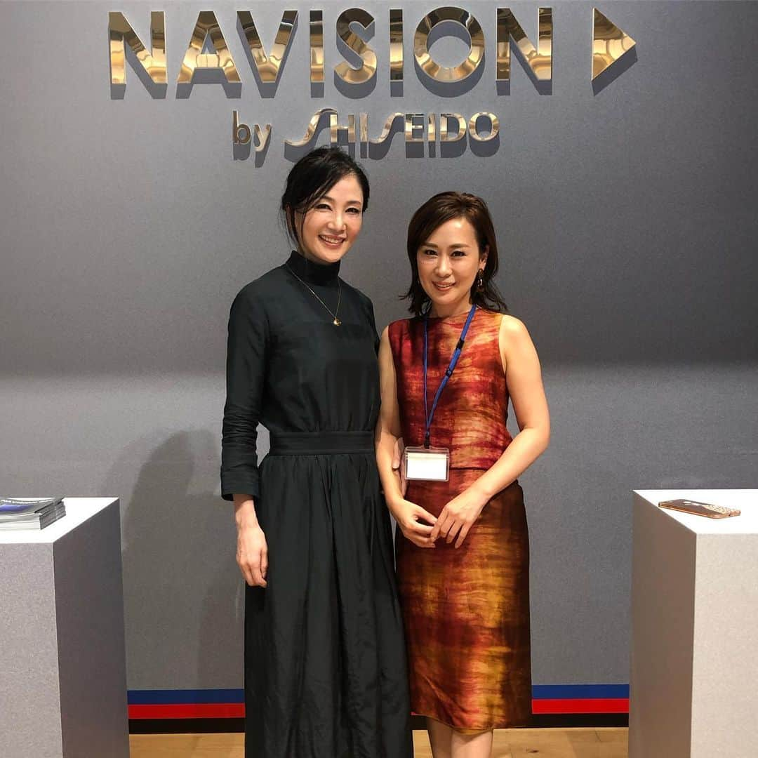 坂村かおるさんのインスタグラム写真 - (坂村かおるInstagram)「今❣️資生堂のNAVISION HAフィルムパッチが話題！！ 美意識の高いTEAM美魔女のお友達といち早く情報をキャッチ👍  明日から 29日まで GINZA SIX ・PUS　銀座蔦屋内 6階 で お試し体験が出来るよ〜  マイクロニードルを 自分の肌で実感してみて😆 「マイクロニードル技術」とは、ヒアルロン酸などの成分を針状に固め、肌と密着させることで、その成分が溶け出し、より深いうるおいを届けることができる技術のこと。ただ塗るだけではなく、お肌に届けることを追求して開発されたスキンケアアイテムです。HAフィルパッチはこの技術を用いた業界初の大判化に成功した部分用シート状美容液なんです💕  とっても凄いでしょ！  #navision #資生堂 #マイクロニードルパッチ#GINZA SIX #TEAM美魔女 #美意識高い#今話題 #フィルムパッチ #坂村かおる」9月19日 23時21分 - kaoru.sakamura