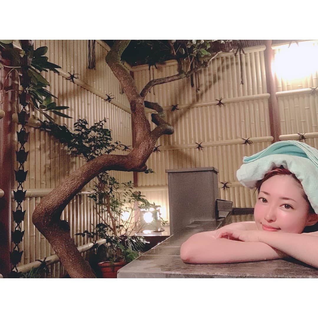 木村優さんのインスタグラム写真 - (木村優Instagram)「人生初！ひとり旅で﻿ 秩父にやってきました🍁﻿ ﻿ この夏ずっと誰かと一緒にいて﻿ 好きな人と好きな仕事を選んでやってるからめちゃくちゃ嬉しいんだけど﻿ ﻿ でも﻿ 1人の時間が大好きなので﻿ ﻿ 前日予約で弾丸温泉にやってきました！⛩﻿ ﻿ ﻿ 初めて自分のお金で﻿ 自分の為に﻿ 旅館を予約したよ﻿ ﻿ そしたらさ、﻿ 初めてだしワクワクして﻿ どんだけ景色が良いんだろうと期待して﻿ 窓開けたのよ﻿ ﻿ ﻿ 完っっっ全に﻿ 目の前、墓場でビビったよね😂笑﻿ ﻿ そしてトイレが毒ガス！！？！ってくらい﻿ 個性的なスメルがしてた﻿ ﻿ ﻿ 私いつもこういうオチなのよね😂﻿ そろそろ受け入れて漫画にしなくちゃ﻿ ﻿ ﻿ でも、めちゃくちゃ女将さんいい人で﻿ O・MO・TE・NA・SHI！！って﻿ 信念を感じたよ✨﻿ ﻿ 毒ガススメルなのが不思議なくらい﻿ プライベート温泉もご飯も素敵でした﻿ ﻿ 初秩父思い出いっぱい💓♨︎﻿ ﻿ ﻿ #木村ちゃんの夏休み﻿ #夏休みの自由研究のように毎日を生きよう✍️﻿ ﻿ #秩父 #温泉 #温泉旅行 #たびじょ #秩父旅行 #onsen #japantrip」9月19日 23時18分 - kimura_u