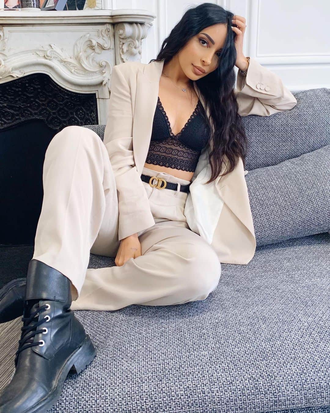 sananasのインスタグラム：「Hey 🙋🏻‍♀️Thème du jour : Décontractée mais classe et glam à la fois 😍Vous en pensez quoi ? Je suis fan 🙈Eh ! Lancez vous des fleurs un peu ! Personne ne le fera à votre place mes ananas 😜Vous aimez quoi chez vous ?  Ma tenue : Ensemble @Zara Brassière @Etam Boots @allsaints  Ceinture @Dior . #OutfitOfTheDay #OOTD #Fashion #FashionInspiration」