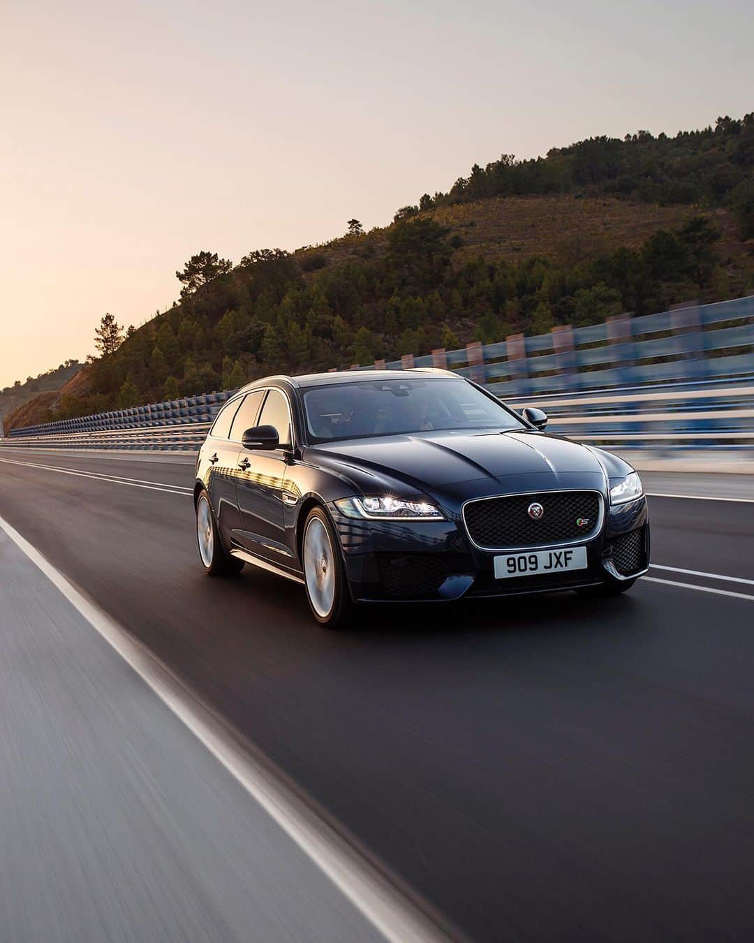 Jaguarさんのインスタグラム写真 - (JaguarInstagram)「#Jaguar #XFSportbrake. A unique statement of luxury, performance and individuality.  #Premium #Luxury #Dynamic #Performance #Estate #AWD #CarsofInstagram #InstaCar」9月19日 23時19分 - jaguar
