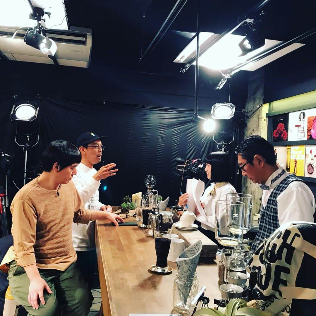 スネオヘアーさんのインスタグラム写真 - (スネオヘアーInstagram)「#スネオヘアー  #今晩このあと #ちょっと今日は遅めのスタート ゲストは #KanSano さん！ #どうぞお楽しみに #テレビ新潟 #TeNY #想い出喫茶ヒッソリー 今晩はラグビーW杯関連の番組放送の為 いつもより15分スタートが遅めの 9月19日（木）26:14〜26:44 （20金・02:14〜02:44）の放送でス！ #カンケ #横山実郁  #マスターとバイトさん #制服違うこれもまたいいね #ryutist  #新潟 #長岡 #柏崎 #遅めの開店ですが皆さん見てね〜 写真は撮影中のオフショット #エチゴン も #いっしょだゴン」9月19日 23時28分 - suneohairofficial