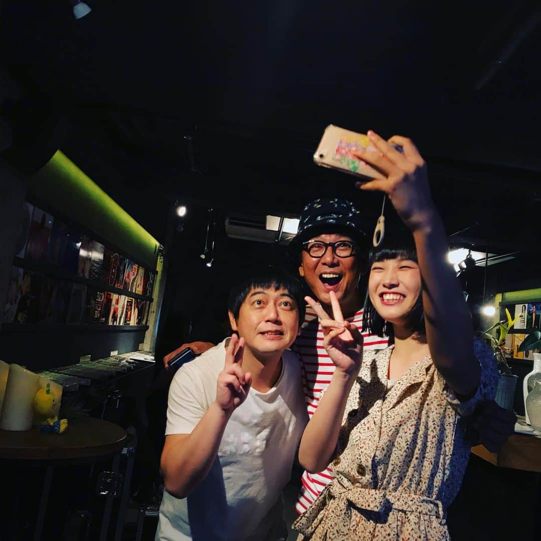 スネオヘアーさんのインスタグラム写真 - (スネオヘアーInstagram)「#スネオヘアー  #今晩このあと #ちょっと今日は遅めのスタート ゲストは #KanSano さん！ #どうぞお楽しみに #テレビ新潟 #TeNY #想い出喫茶ヒッソリー 今晩はラグビーW杯関連の番組放送の為 いつもより15分スタートが遅めの 9月19日（木）26:14〜26:44 （20金・02:14〜02:44）の放送でス！ #カンケ #横山実郁  #マスターとバイトさん #制服違うこれもまたいいね #ryutist  #新潟 #長岡 #柏崎 #遅めの開店ですが皆さん見てね〜 写真は撮影中のオフショット #エチゴン も #いっしょだゴン」9月19日 23時28分 - suneohairofficial