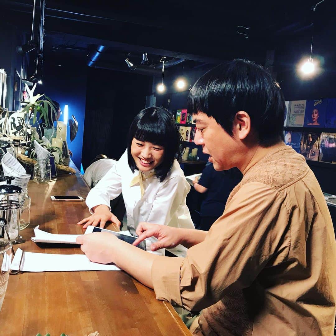 スネオヘアーさんのインスタグラム写真 - (スネオヘアーInstagram)「#スネオヘアー  #今晩このあと #ちょっと今日は遅めのスタート ゲストは #KanSano さん！ #どうぞお楽しみに #テレビ新潟 #TeNY #想い出喫茶ヒッソリー 今晩はラグビーW杯関連の番組放送の為 いつもより15分スタートが遅めの 9月19日（木）26:14〜26:44 （20金・02:14〜02:44）の放送でス！ #カンケ #横山実郁  #マスターとバイトさん #制服違うこれもまたいいね #ryutist  #新潟 #長岡 #柏崎 #遅めの開店ですが皆さん見てね〜 写真は撮影中のオフショット #エチゴン も #いっしょだゴン」9月19日 23時28分 - suneohairofficial