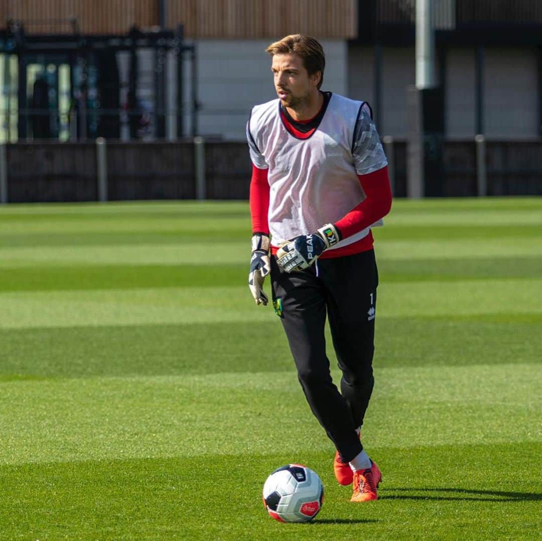 ティム・クルルのインスタグラム：「Great session this morning in preparation for another tough test at Burnley away on Saturday 💪🏻☀️🔰..」