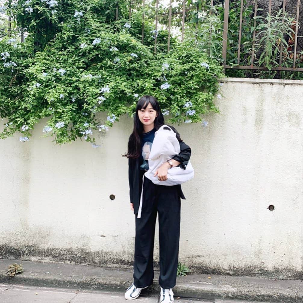 小川暖奈のインスタグラム：「すっかり涼しいですね。。 温泉行きたい。。 みなさん、風邪ひかないようにねー！ . . そして！ 9月26-30日に、神保町でのお芝居出ます！ 劇団の張ち切れパンダさんと一緒に！ . 切なくてとっても考えさせられるお話。。 みなさんに、是非お越しくださいませ！！！ . . . 『三十と十五の私』 脚本・演出：梨澤慧以子（張ち切れパンダ） 出演：世間知らズ、ボーイフレンド、スパイク、かとまゆ、薩川朋子(張ち切れパンダ)、中島愛子(張ち切れパンダ)／三木美加子、竹若元博(バッファロー吾郎) . 【あらすじ】 十五の私は選択をした。それが正しいと思ったから。 あの時、私の半分の歳になる命を選んでいたら、私はこんなにカラッポな人間じゃなかったのかな 私、もっと幸せだったのかな 私という女性の人生を振り返り「たら、れば」を描く。 何処か痛々しく、切ない女性のヒューマンストーリー . 会場 神保町花月 前売3,000円／当日3,500円 . 26日(木)19時開演 27日(金)19時開演 28日(土)14時開演／18時開演 29日(日)14時開演／18時開演 30日(月)19時開演 . チケット発売中！」