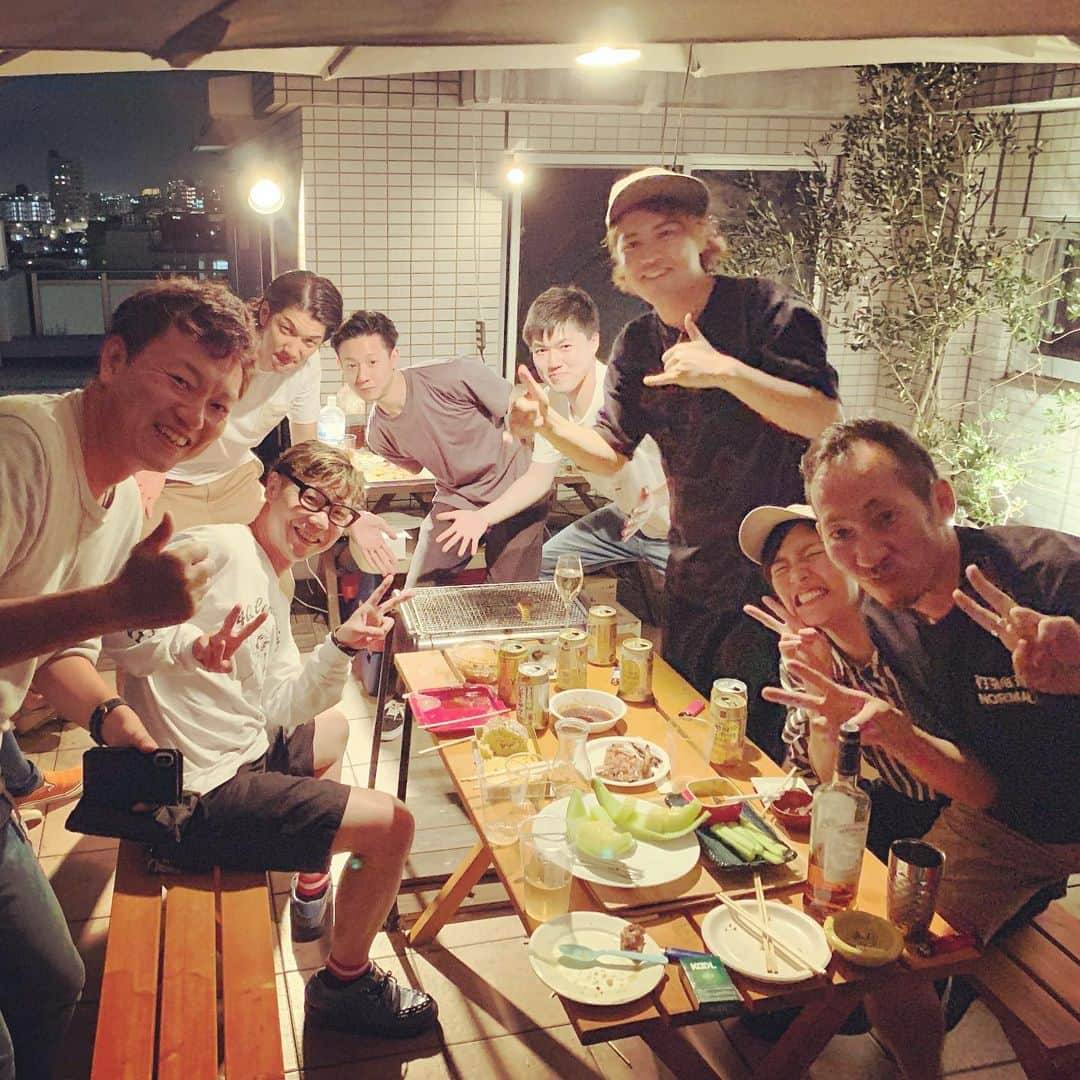 日高央さんのインスタグラム写真 - (日高央Instagram)「MUSIC PLANET懇親会を兼ねて武藤プロデューサー宅でBBQ大会🥩🔥💨 音楽の新しいニーズに応えるべく頑張ろ〜💪😊🎶 #ミュージックプラネット #懇親会 #Lets #Stay #BBQ #Forever #and #StayPunkForever #with #MusicPlanet #Kmuto #Bsk #TheStarbems」9月19日 23時33分 - hidakatoru