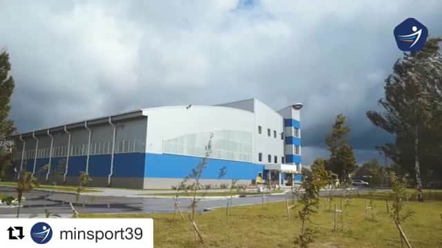 ナタリア・イーシェンコのインスタグラム：「#Repost @minsport39 ・・・ Кузница чемпионов! 🔝 Полноценный тренировочный блок для воспитанников #УОР39 — будущие наставники и действующие лидеры сборных теперь тренируются в комфортных условиях современного трёхэтажного физкультурно-оздоровительного комплекса на территории областного Училища (техникума) олимпийского резерва! 💪🇷🇺🚀 видео @sergei_ziborov #sport39 #спорт39 #СпортНормаЖизни #СпортНуженВсем @government_kgd @minsport_rf」