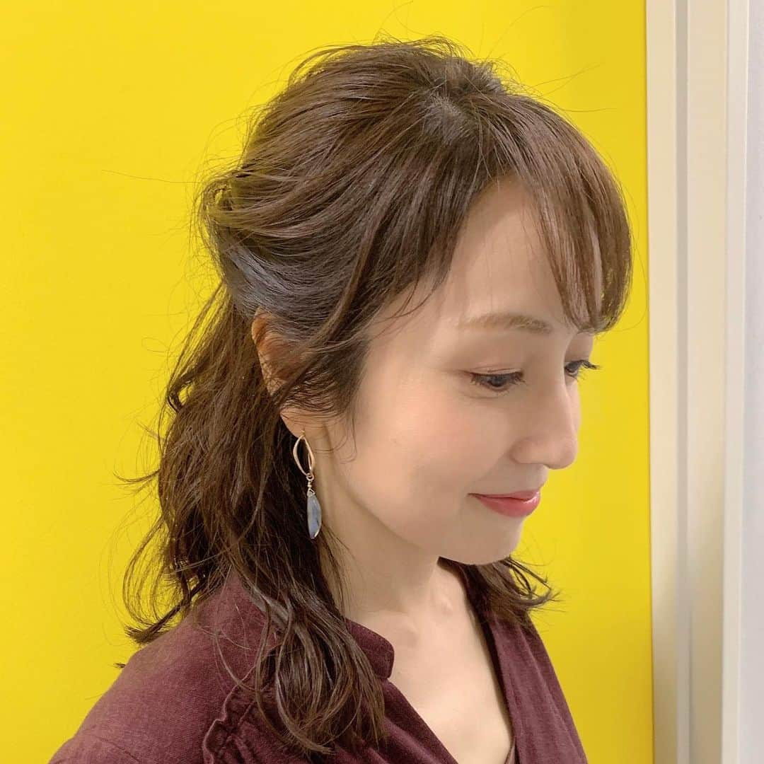 矢田亜希子さんのインスタグラム写真 - (矢田亜希子Instagram)「今日は一日長かったー！！ 今日の髪型。お気に入り♡ #収録#打ち合わせ#ヘアアレンジ#ハーフアップ#ふわふわヘア#お気に入りヘア#髪型写真撮ってもらった#お疲れ様でした#ヘアメイクは#横山雷志郎 さん」9月19日 23時39分 - akiko_yada