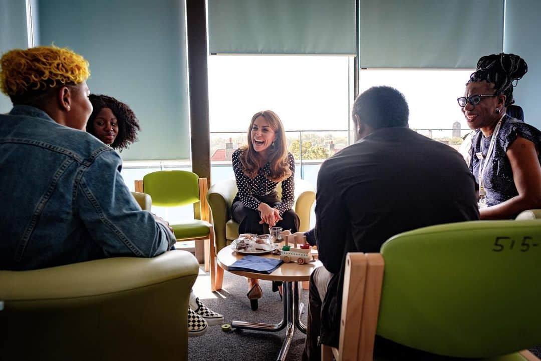 ロイヤル・ファミリーさんのインスタグラム写真 - (ロイヤル・ファミリーInstagram)「Today, The Duchess of Cambridge, @kensingtonroyal, visited Sunshine House, where she met the Southwark Family Nurse Partnership (FNP) team.  At FNP, first-time parents aged 24 and under are paired with a specially trained family nurse who visits them regularly, from early pregnancy until their child is two.  Nurses work with mothers in a number of areas, including connecting young parents with local services and improving child health and development.  Follow the link in our bio for more!」9月19日 23時41分 - theroyalfamily