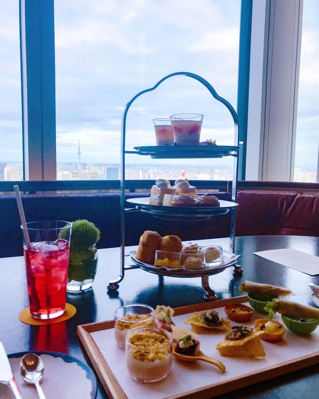 のインスタグラム：「📍the tavern GRILL&LOUNGE ﻿ ﻿ ﻿ アンダーズ東京51Fのthe tavern GRILL&LOUNGE でアフタヌーンティー🍰﻿ ﻿ ﻿ スカイツリーや皇居などを一望できる素敵な空間で、柑橘系のスイーツとセイボリーを💕﻿ 甘すぎずさっぱりしててどれも美味しかった🥰﻿ ﻿ ﻿ ﻿ シトラスアフタヌーンティーは今月までだよ〜！﻿ ﻿ ﻿ ﻿ ﻿ #アンダーズ東京 #トーキョーミント #tokyomintoo #ミントアンバサダー  #アフタヌーンティー #スイーツ #虎ノ門 #afternoontea #カフェ #バー #foodie #instagood #instalike #cafe #sweet #カフェ巡り #お洒落さんと繋がりたい  #カフェスタグラム #カフェ好きな人と繋がりたい #東京カレンダー #instafood #yum #東カレ倶楽部#yummy #yumyum #delicious #eat #food #foodporn  #sweet」
