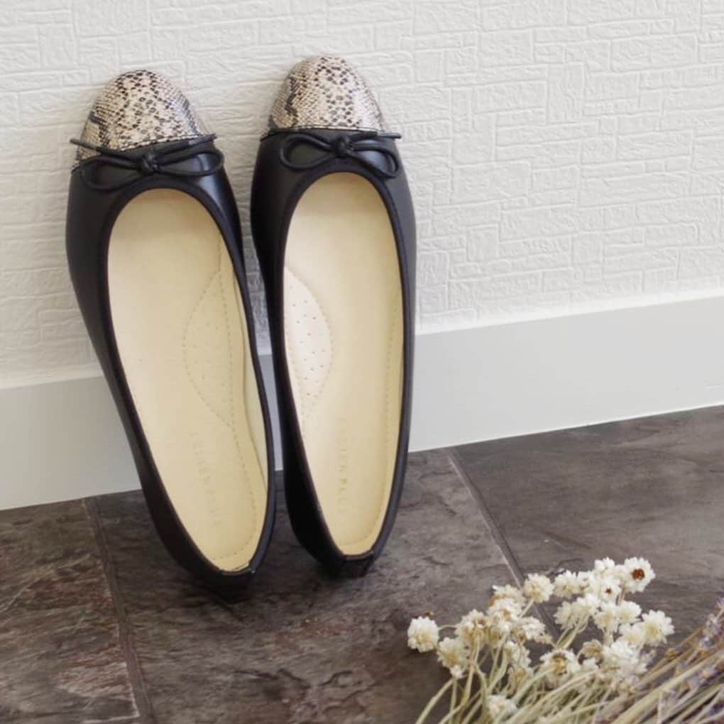 AmiAmi（アミアミ）Shoes Shopさんのインスタグラム写真 - (AmiAmi（アミアミ）Shoes ShopInstagram)「. 完売していたプチプラバレエ 本日、再入荷しました☺︎♡… . new color ☞☞ BLACK(PU)Python登場♡ . . 柔らかくて馴染みも抜群☺︎ . . #amiamiaw新作 #amiami_shoes . . #バレエシューズ #バレエ#パンプス#秋コーデ#パイソン#ダルメシアン#フラット#フラットシューズ#ママコーデ」9月19日 23時44分 - amiami_shoes