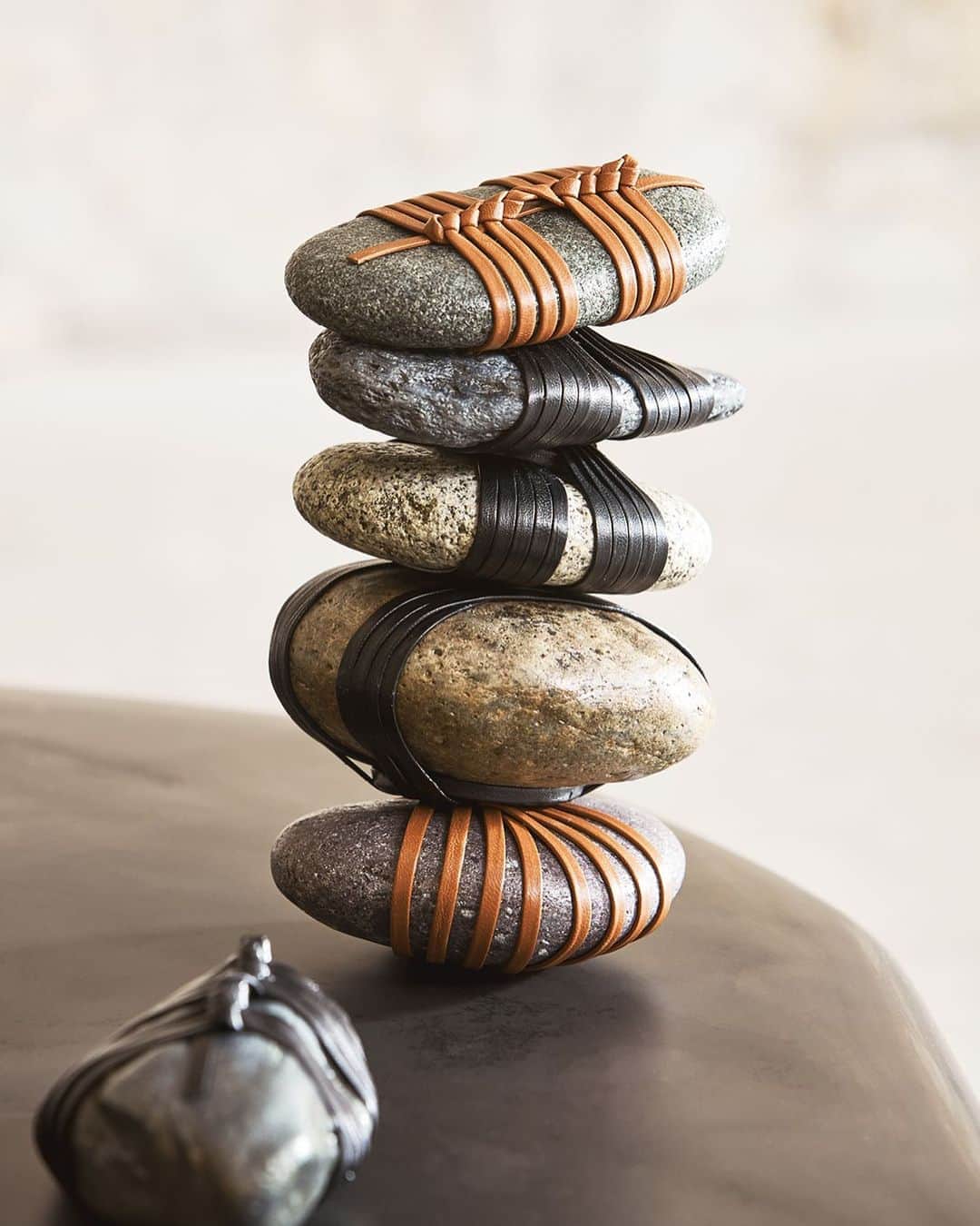 Loeweさんのインスタグラム写真 - (LoeweInstagram)「Knotted stones by Shizu Okino of Shizu Designs.  Shizu Designs was one of the 10 prominent international artisans that we invited to interpret the themes of basketry, hand quilting and calligraphy for our 'LOEWE Baskets' project for this year's Salone del Mobile. Each shared a deep knowledge of their discipline and bought their own distinct style to the presentation. See the full project and shop the collection on loewe.com #LOEWE #LOEWEbaskets」9月19日 23時51分 - loewe