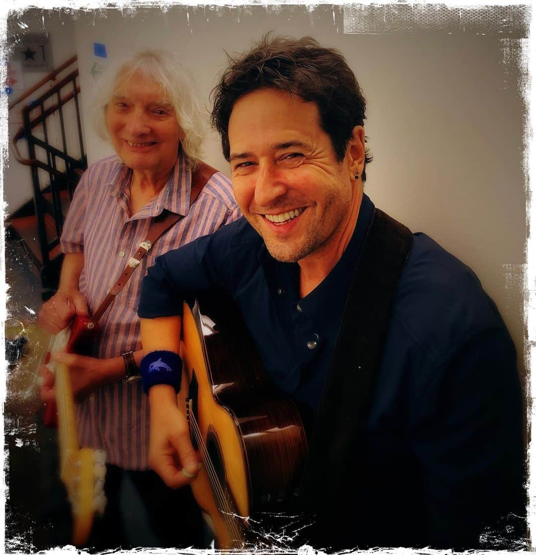 ロブ・モローさんのインスタグラム写真 - (ロブ・モローInstagram)「#tbt w/the great #AlbertLee backstage @theacehotel before the #CaliforniaSagaBenefitConcert」9月19日 23時52分 - officialrobmorrow