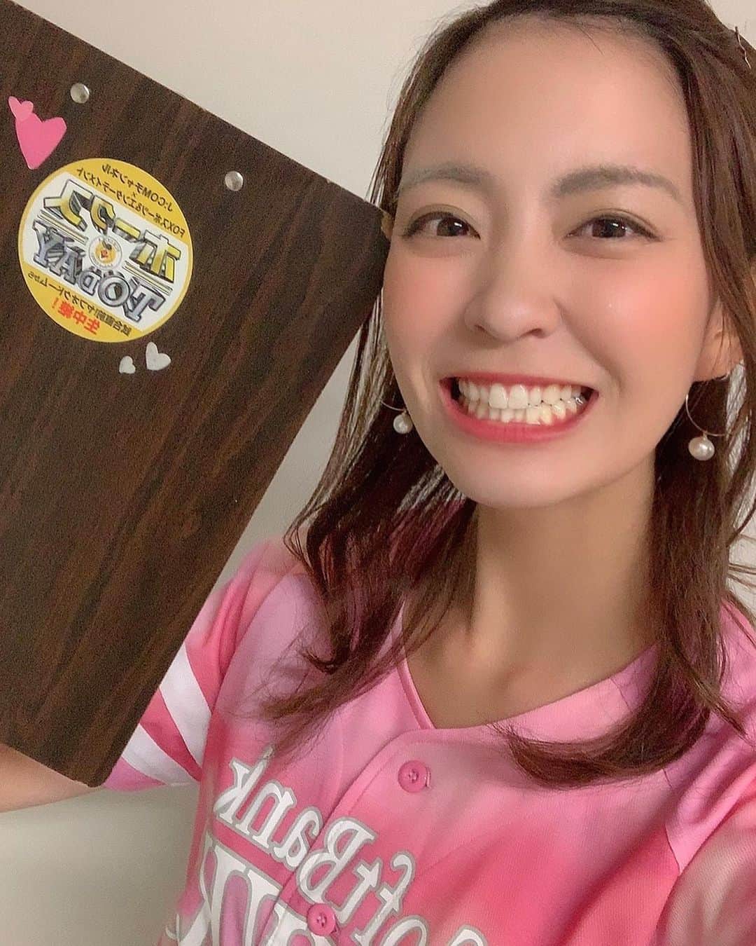 上杉あずさのインスタグラム：「. FOXスポーツ＆エンターテイメントとJ：COM九州で放送中の『ホークスTODAY』、いつもヤフオクドームでの試合前にベンチ横からその日の直前情報をお伝えしてきました！ホームゲーム残り2試合ですが、私のリポート担当は今日でシーズン終了でした！！ 今年もありがとうございました！！ あとはCSにて再び登板出来ることを願い、ホークスを応援します💪🏼💕1つも負けられない戦いはまだまだ続きます！！！！！最後まで諦めず全力でダーーーーーーーッシュ！！！！！！ . #fox #jcom #sbhawks #sports #entertainment #softbankhawks #fukuoka #tv #report #final #challenge #championship #v #dash」
