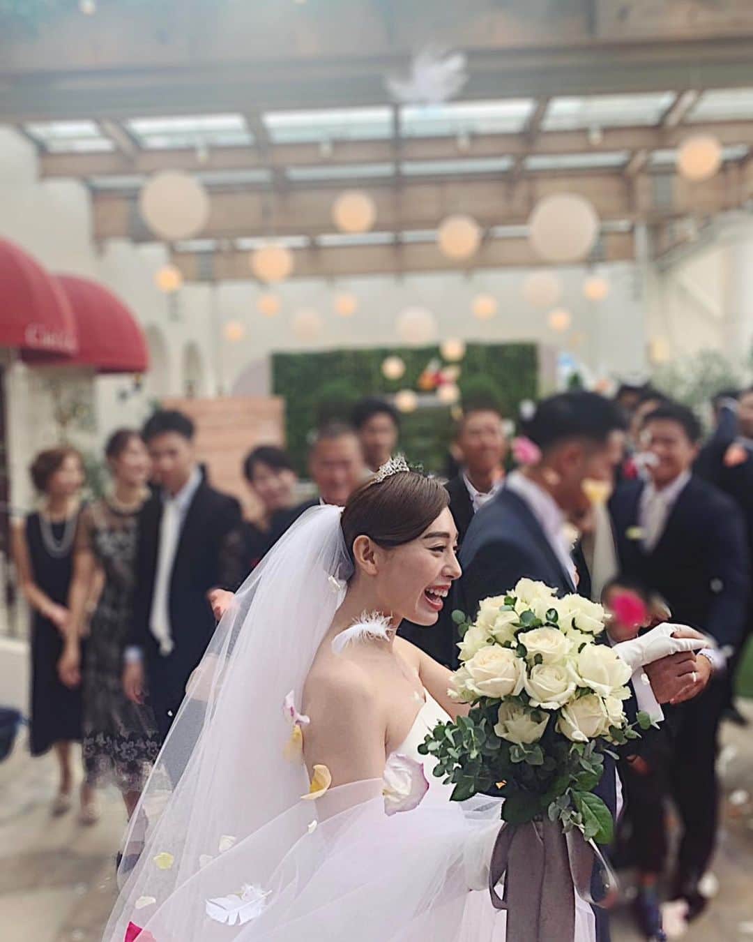 藤川沙弥さんのインスタグラム写真 - (藤川沙弥Instagram)「𝐻𝒶𝓅𝓅𝓎 𝒲𝑒𝒹𝒹𝒾𝓃𝑔𓂃𓂂𓅯﻿ ﻿ 先日、楽しみで仕方なかった﻿ 大好きな @nanase_kubo の結婚式へ💒✨﻿ ﻿ 仕事では尊敬する大先輩。﻿ プライベートでは大好きが止まらない﻿ 大切な友達です💗﻿ ﻿ 七瀬の幸せそうな満面の笑顔が沢山見れて﻿ この日は各所でひたすら泣いてました😭笑﻿ もぅうっとりするくらい綺麗すぎて輝いてて、﻿ あえて、シンプルなウェディングドレスを﻿ 着こなしていて美しかったぁ…🥺❤️﻿ 絶対見たいって話してた、﻿ 七瀬のマーメイドドレス姿も最高。🧜🏻‍♀️✨😍﻿ ﻿ この日は一日中、﻿ 皆が幸せな空気に包まれてたなぁ😌🌷﻿ ﻿ ﻿ 楽しい彼と最高にハッピーな家庭を作ってね💐﻿ 末永くお幸せに😍❤️❤️❤️﻿ ﻿ ﻿ メモに文を書き出してたら、びっくりするくらい﻿ めちゃくちゃ長文になっちゃったから﻿ それはまた個人的に伝えよう🕊📮﻿ ﻿ ﻿」9月19日 23時59分 - s_a_y_a_p_i