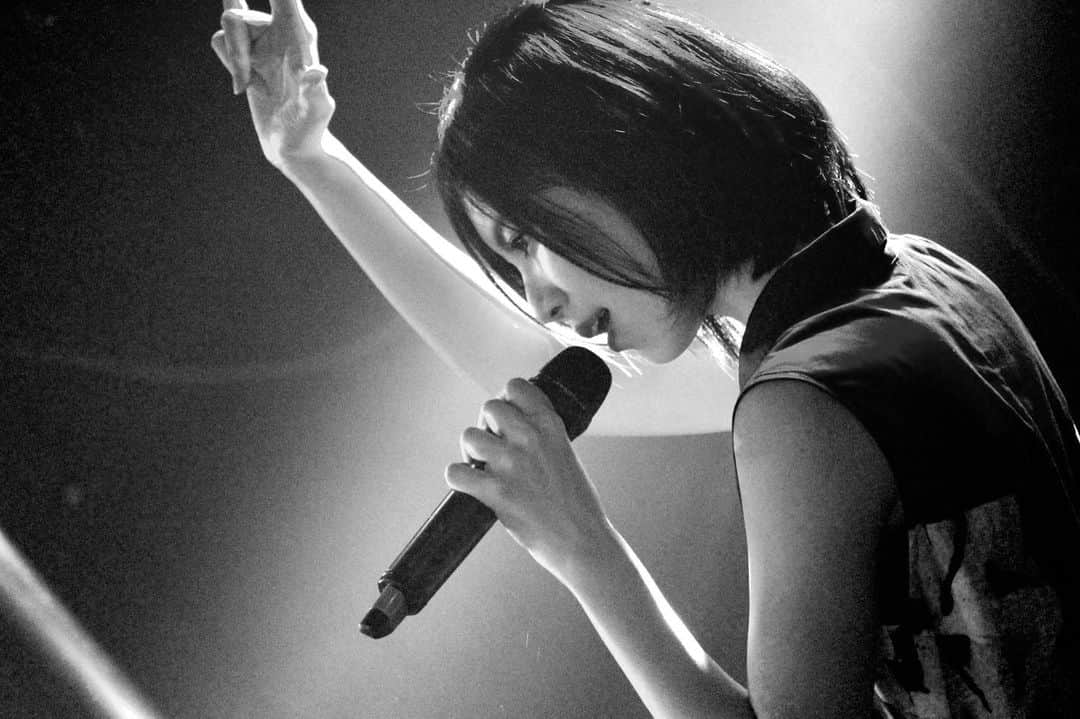 小林玲のインスタグラム：「.﻿ ﻿ ﻿ 🎤♪﻿ ﻿ ﻿ ﻿ #japan #japanesegirl ﻿ #girl #me #live﻿ #instagood ﻿ #instagramjapan ﻿ #hairstyle #shorthair」