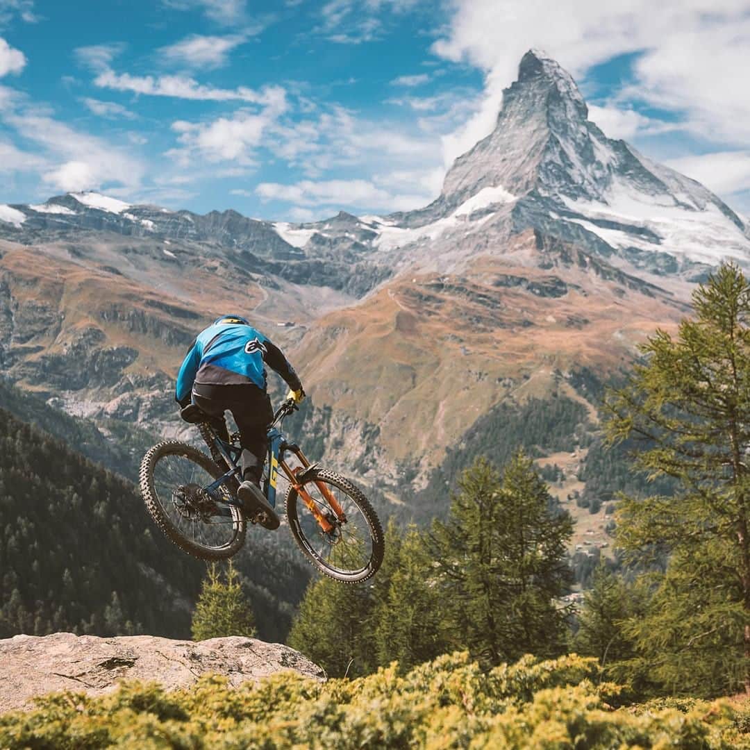 Shimanoさんのインスタグラム写真 - (ShimanoInstagram)「We don't know about you but we can't think of a better backdrop for the final round of the 2019 @world_enduro series than Zermatt, Switzerland. Zermatt will take it back to a 1-day format with all 5 stages taking place on Saturday covering over 18Km of riding with over 2,875m of descending. 📸:@kikeabelleira #ShimanoMTB #EWS #Matterhorn」9月20日 0時00分 - rideshimano