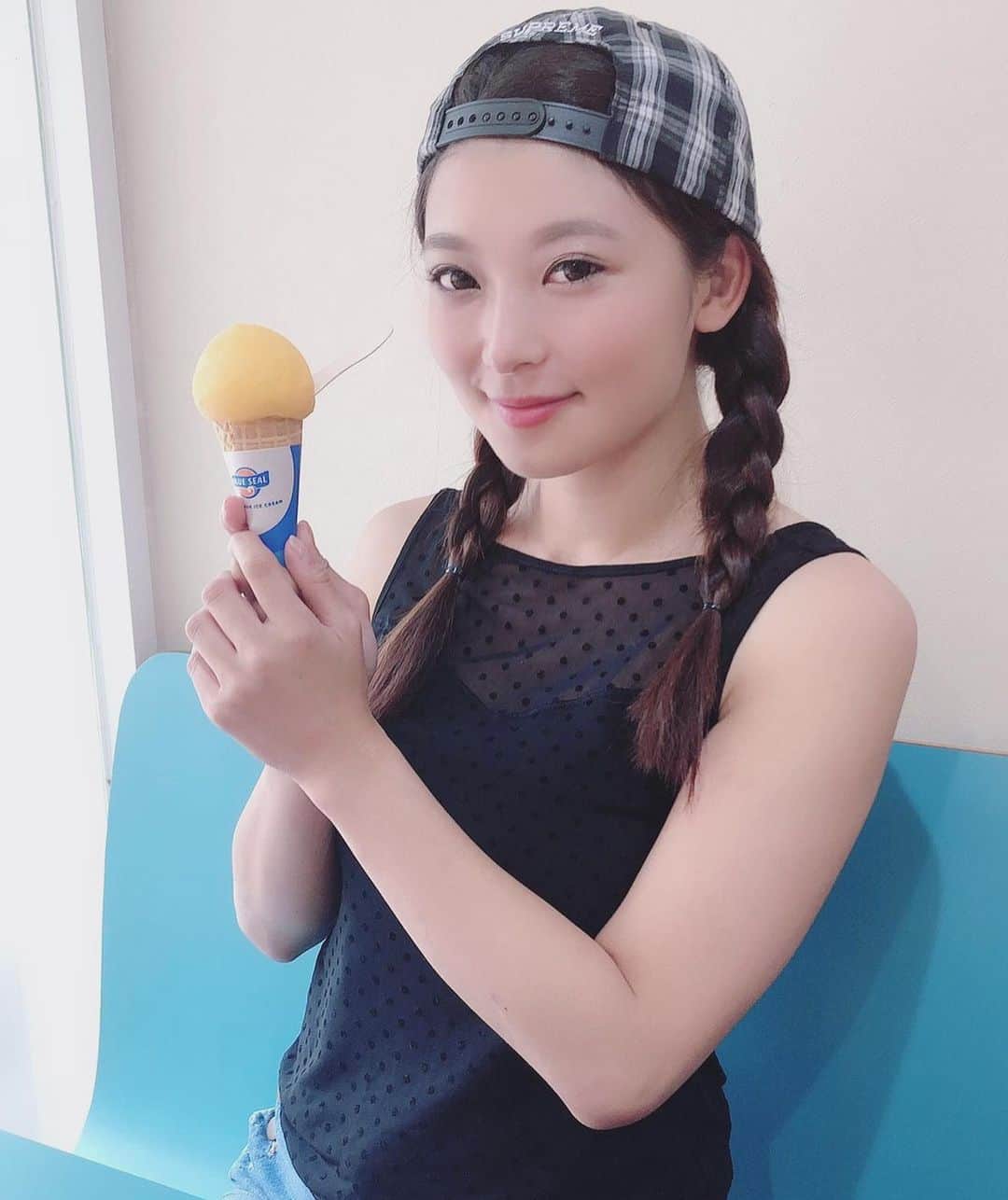 のインスタグラム：「東京でも食べれるけど....やっぱ食べちゃう、ブルーシールアイス🍨  I can eat blue seal ice creams in Tokyo. But I want to eat also in Okinawa ❤️don't know why....🐷 #blueseal  #icecream #okinawanicecream #ブルーシールアイス #なんか可愛いし #食べちゃう #okinawajapan #japaneseisland #沖縄旅 #旅行 #japanesegirl #沖縄の思い出 #supremecap #capcollector #タビジョ #夏旅 #travelgram」