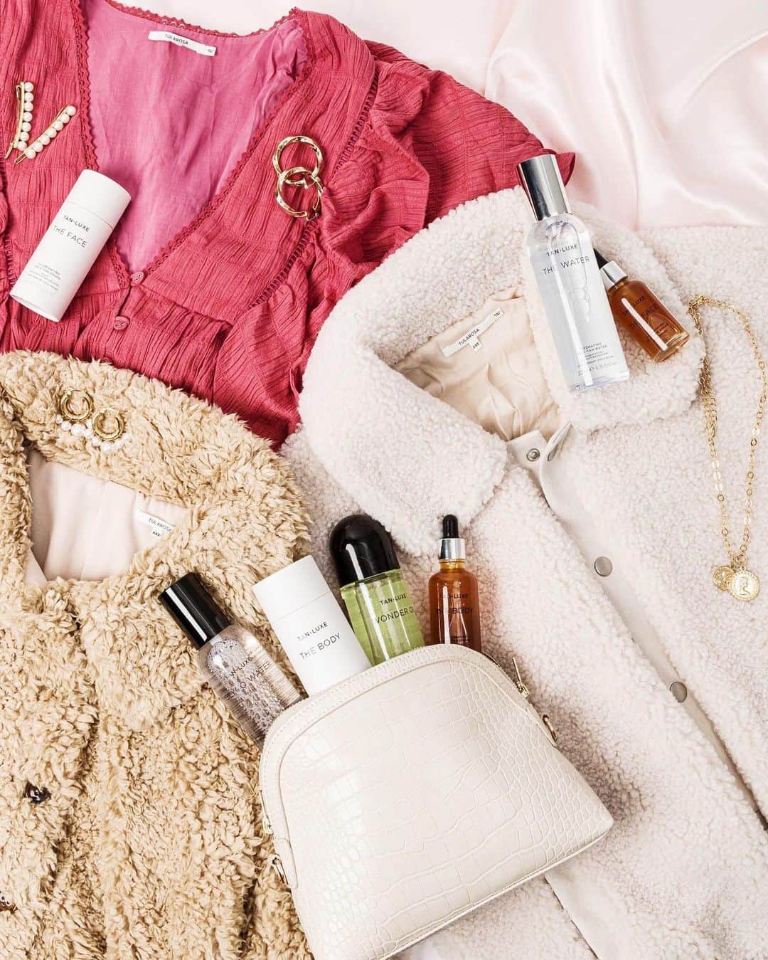 TULAROSAさんのインスタグラム写真 - (TULAROSAInstagram)「🍁 ATTENTION: FALL MUST-HAVES GIVEAWAY 🍁 we wanted to give THREE lucky babes the chance to win everything you need for the season: $250 in @tan_luxe to keep your skin glowing, $250 in @tularosalabel to keep you cozy + a $250 gift card to finish your ‘fit on #revolve! here's how to enter: ✔️ like this post ✔️ tag 3 friends in the comments bellow ✔️ follow @tularosalabel, @revolvebeauty + @tan_luxe  Winners must be 18+ and are responsible for all costs associated with the prize. Entry period: 8:00 a.m. PST on 9/19/19 to 11:59 p.m. PST on 9/22/19. No purchase or payment necessary to enter or win. A purchase will not increase your chances of winning. Odds of winning depend on the number of eligible entries received. Three winners will be randomly chosen among all eligible entrants who are persons who follow the steps listed above or enter via the alternate mail-in method of entry. Void where prohibited. See official rules for more details: http://rvlv.me/fallgiveaway」9月20日 0時01分 - tularosalabel