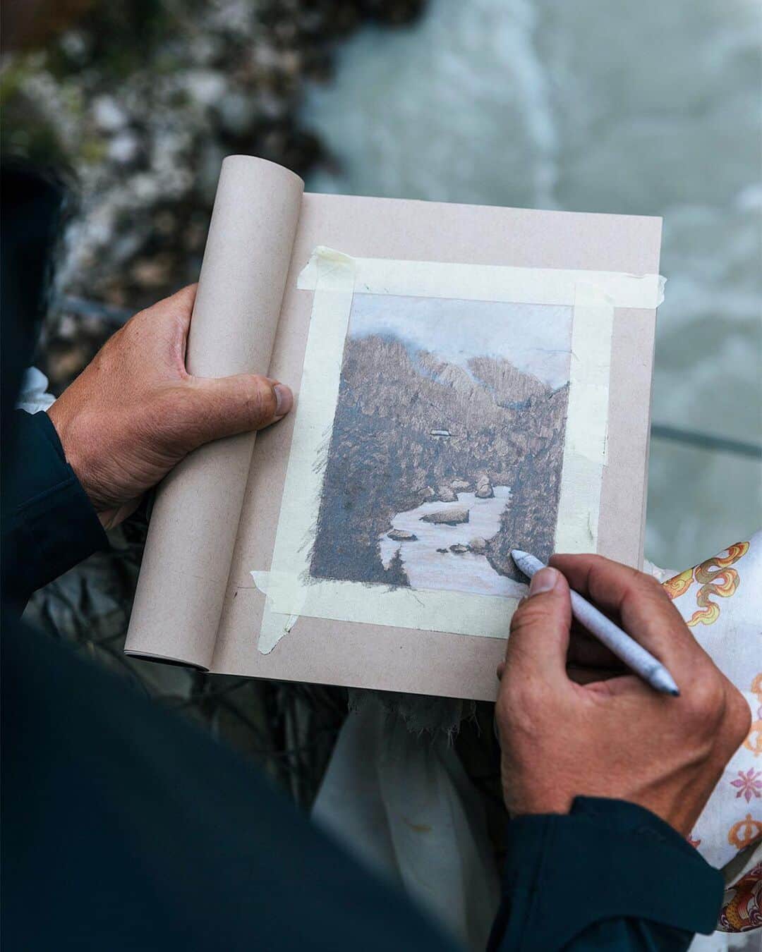 のインスタグラム：「Mountain Hardwear Outerwear Designer, @willis_bear_haggard has been on the front lines of the design process for crucial products that are being used on the Everest climb. By sketching what he saw during the trek, he witnessed firsthand how his ideas came to life. We’re proud to have him on the Mountain Hardwear team. 📷: @jess_talley」