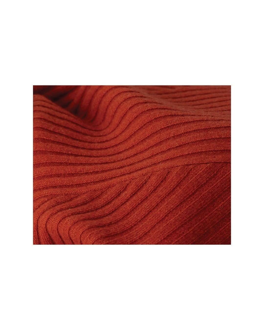 ニコルファリのインスタグラム：「ITALIAN CASHMERE  Known for its extreme softness, warmth and lustrous quality, Italian cashmere forms the foundation of our AW19 collection.  #NicoleFarhi #AW19 #Italian #Cashmere」