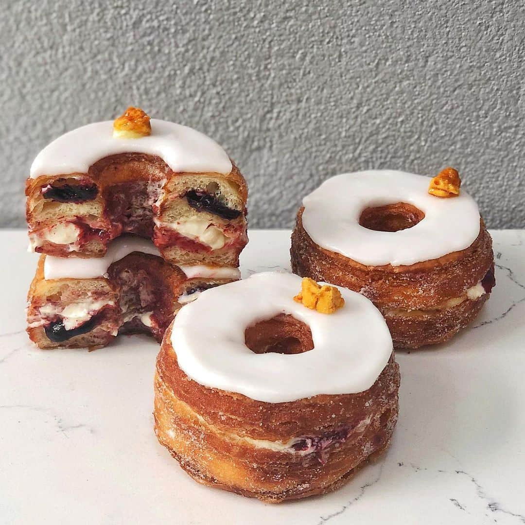 DOMINIQUE ANSEL BAKERYさんのインスタグラム写真 - (DOMINIQUE ANSEL BAKERYInstagram)「October’s Honey Rosemary & Fig Cronut® for NYC, looking good. 🙌 Filled with creamy honey ganache with a hint of rosemary, and homemade Fig jam. Preorders are up at NYC.CronutPreorder.com.」9月20日 0時12分 - dominiqueansel