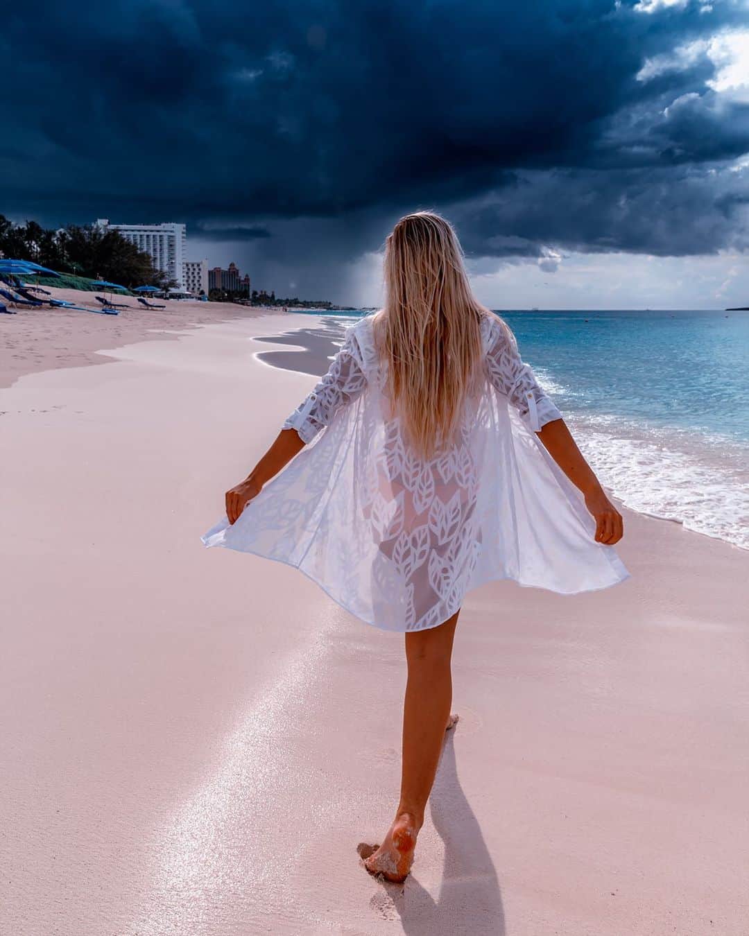 サシャ・カリスのインスタグラム：「Fighting spirit, fighting heart....🇧🇸 The Bahamas will not be broken 💙💛🖤」