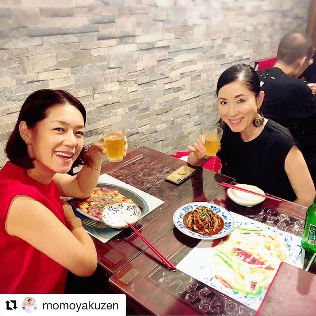 加藤紀子のインスタグラム：「豆腐マイスター講座を受講した際にお世話になった谷口ももよ先生と打ち合わせと称したはしごご飯会🥢  内なるものが似ているのか（東海出身の2人）話は毎度尽きず🥰  10月2日、豆腐の日に開催される“お豆腐品評会”では2人のトークショー、当日会場にいらっしゃる方、ぜひ足をお運びくださいませ！！ #Repost @momoyakuzen with @get_repost ・・・ “紀子ともも🍑” のはしご酒  タレントでお豆腐親善大使の @katonoriko 加藤紀子さんと  次回10月2日のお豆腐パーティーで 一緒にミニトークショーで登壇する事になり  打ち合わせと名して  レッスン後 夕方早めから飲み会❤️ 私の予定に合わせていただき 池袋まで遠征いただきました  そのかわりディープな池袋をご堪能いただけるように 中華食材屋さんで買い物 焼き小籠包を前菜に乾杯 二件目は ローカルな四川料理の 知音食堂に  話は尽きず 飲むスピードもほぼ同じ テンション一緒で毎回話が盛り上がって 時間を忘れ  〆は紹興酒で あわや打ち合わせを忘れてしまいそうに (笑)  いや、もう一軒は行きたかった笑笑  10月2日は お豆腐に引き寄せられた奇跡 ライフスタイルとお豆腐 将来の野望 (笑笑)などなど？  豆腐パーティーを盛り上げたいと思います！  10月2日もぜひお楽しみに  ディープ池袋ツアー 恒例となってまいりました❤️ 今住んでる地元をご紹介できて嬉しいです  #豆腐マイスター  #加藤紀子 さん  #薬膳  #谷口ももよ  #東洋美食薬膳協会 #食養生 #薬膳茶 #健康寿命 #アンチエイジング #薬膳世界一 の本の著者が代表理事 #健康食 #美容 #yakuzen #orientalherbalcooking #薬膳料理教室サロンドママン」