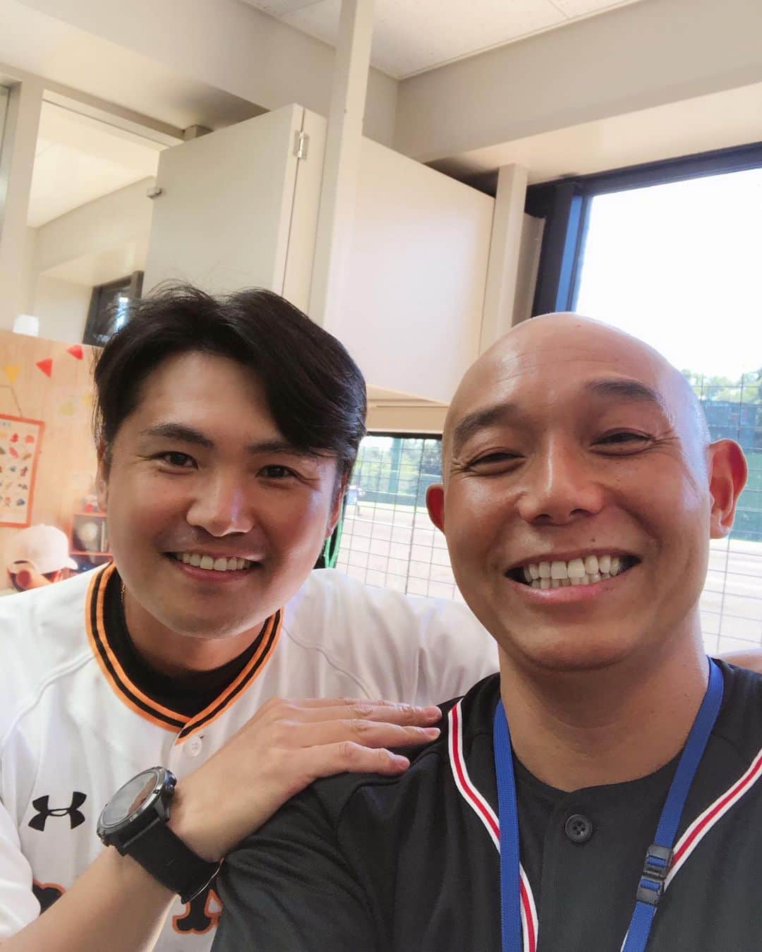 そうすけのインスタグラム：「ジャイアンツ球場で久しぶりの再会 元気そうで何よりです！  #ジャイアンツ球場 #読売ジャイアンツ #giants  #杉内俊哉 コーチ #投手コーチ #プロ野球 #独立リーグ #ルートイン #BCリーグ #KIZUNA #絆 #選抜チーム #野球 #綺麗な球場 #気持ちいい天気 #初めてジャイアンツ球場に行った #試合は11対1でBCリーグ選抜の勝利 #NPBでも通用するであろう選手が何人も #ドラフトが楽しみ #そうすけ」