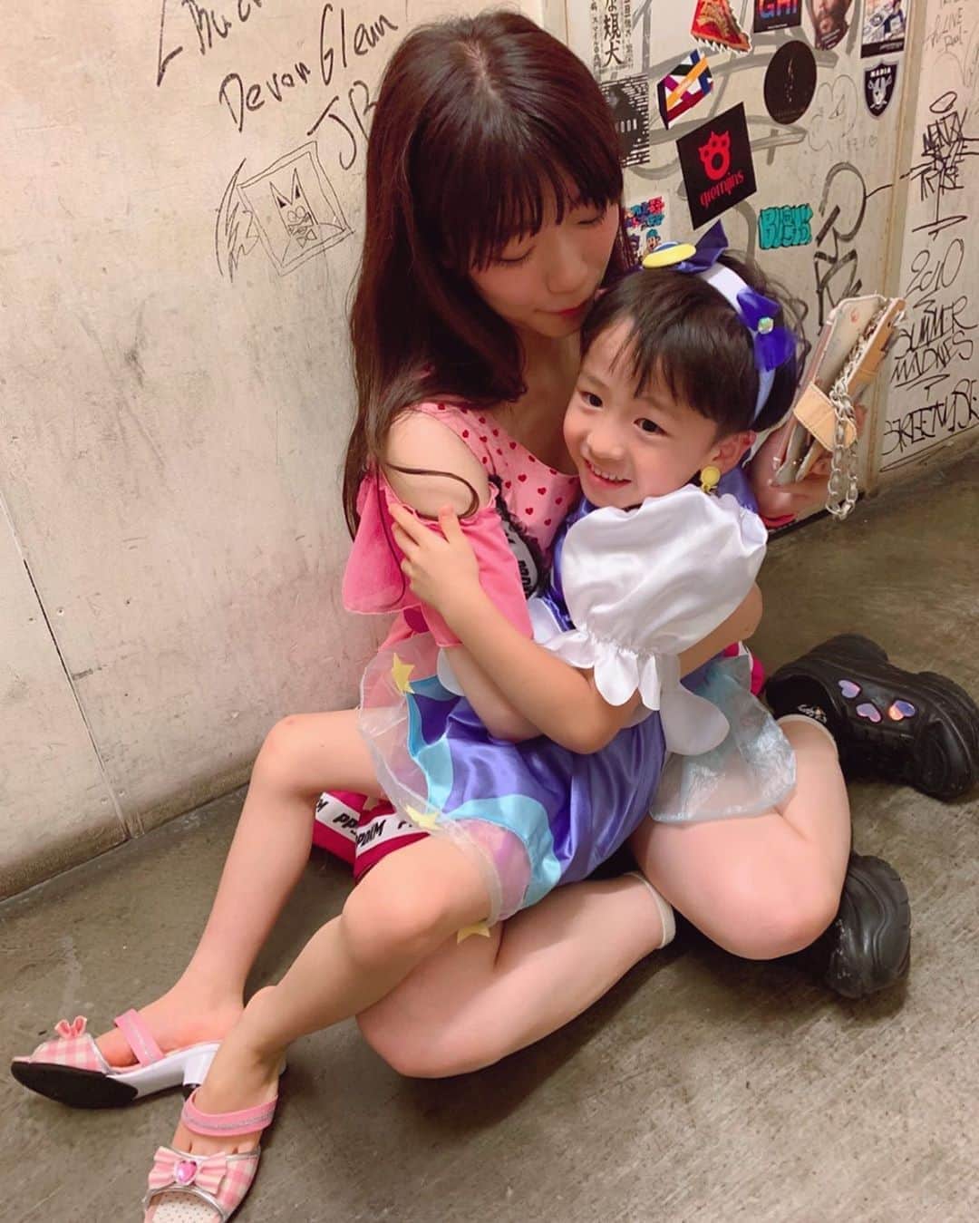 ぱいぱいでか美のインスタグラム：「俊太郎くんいつも会うたびに遊んでくれてありがと❤︎ ꙳ #ジョニー大蔵大臣 #息子 #大森靖子生誕祭2019 ꙳ ジョニーさんの息子の俊太郎くんと割と仲良しなので笑 昨日は楽屋も一緒で楽しかったですー！ キュアセレーネ似合ってたよ❤︎ そしてそしてジョニーさんと俊太郎くんと3人で ZOCさんの「チュープリ」を歌いました！ 楽しかった〜！ ステージではクールな俊太郎くんでしたが 楽屋では鏡の前で「ねぇ、チューして？♡」を練習していました。 練習の鬼でした。 素晴らしすぎる才能……。 流石ジョニーさんの息子……。 かわいいなあ。5歳3ヶ月。刻むタイプの自己紹介。」