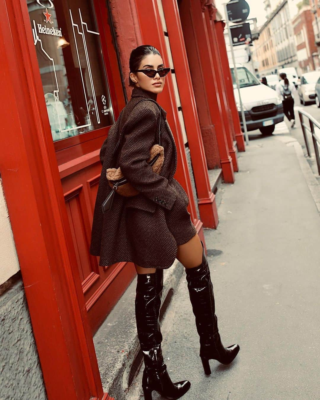 Camila Coelhoさんのインスタグラム写真 - (Camila CoelhoInstagram)「@maxmara READY! Couldn’t wait cozy coats and boots! Who’s also excited for fall? #MFW ———- Pronta pra Max Mara! Já não via a hora de usar casaco e botas! Quem também está animado pra mudança de estação? (Aí no Brasil jaja é verão né?) #lookdodia」9月20日 0時24分 - camilacoelho