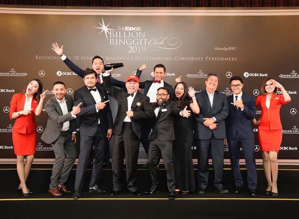 のインスタグラム：「Let’s keep the crazy good vibes going! 🎉  We’ve just won Highest Growth in Profit After Tax over 3 years in the Consumer Products & Services Category at the The Edge Billion Ringgit Club 2019 Awards! Executive Chairman Datuk Kamarudin Meranun received the award on behalf of #AirAsia.  Special thanks to our guests and Allstars for making this possible!」