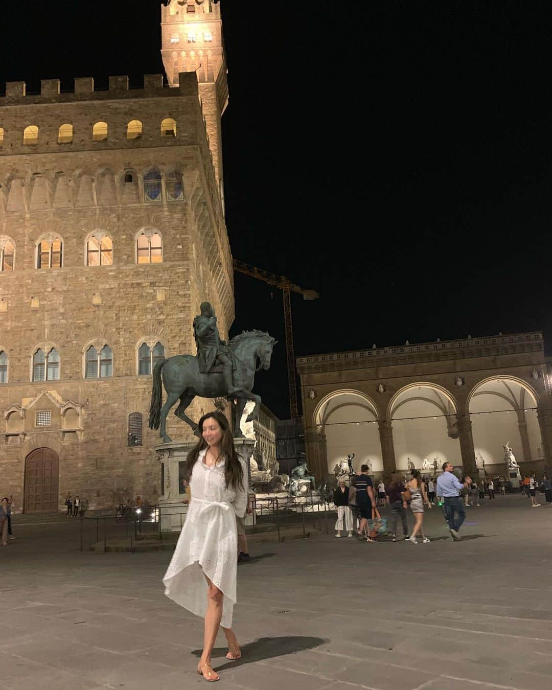 和央ようかさんのインスタグラム写真 - (和央ようかInstagram)「Florence at night 🕍🇮🇹 フィレンツェの夜🇮🇹🕍 ここはベッキオ宮殿 昼とはまた趣きが違い、素敵。中世にタイムスリップしたみたいな不思議な空間❤️🇮🇹🕍 #takakoworldstylin🌎  #lifestyle #italy 🇮🇹 #florence #firenze #atnight  #yokawao#和央ようか #イタリア #フィレンツェ #ベッキオ宮殿 #palazziovecchio#vecchiopalace」9月20日 0時32分 - yokawao0215